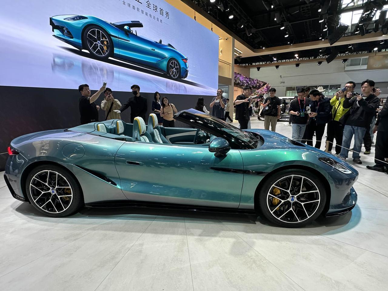 看看腾势Z敞篷版，四座，翡冷翠配色，全球首款智能电动超跑，这得卖多少钱啊？国内