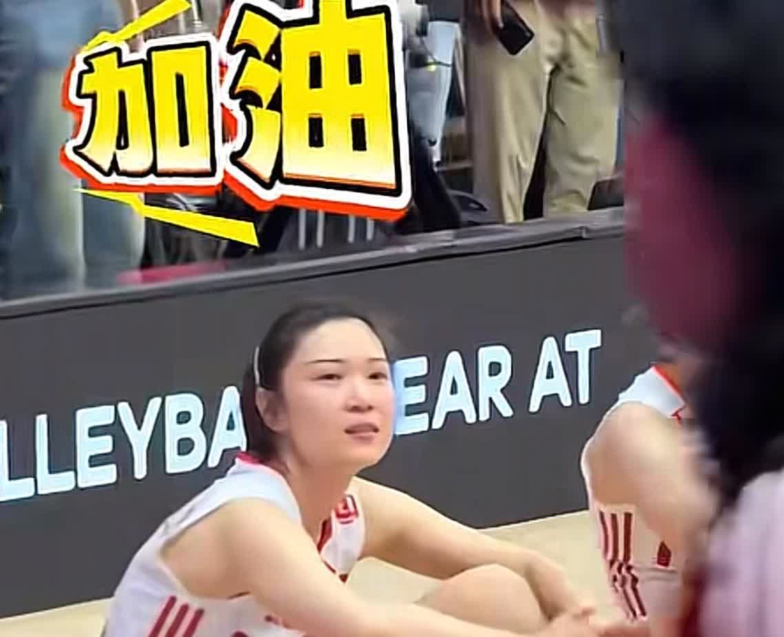 原来老将王梦洁也哭了[哭哭][哭哭][哭哭]昨晚上输了法国女排后，队员们都在场上
