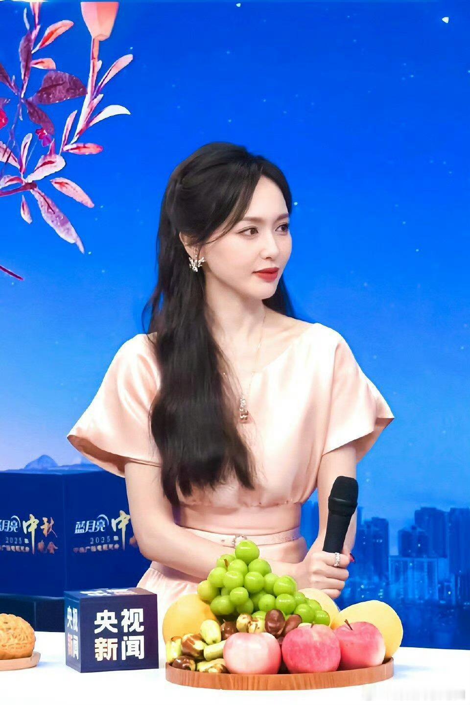 唐嫣获奖后首次出镜央视秋晚成唐嫣获视后首秀舞台，粉色长裙造型温婉动人，气质绝佳。