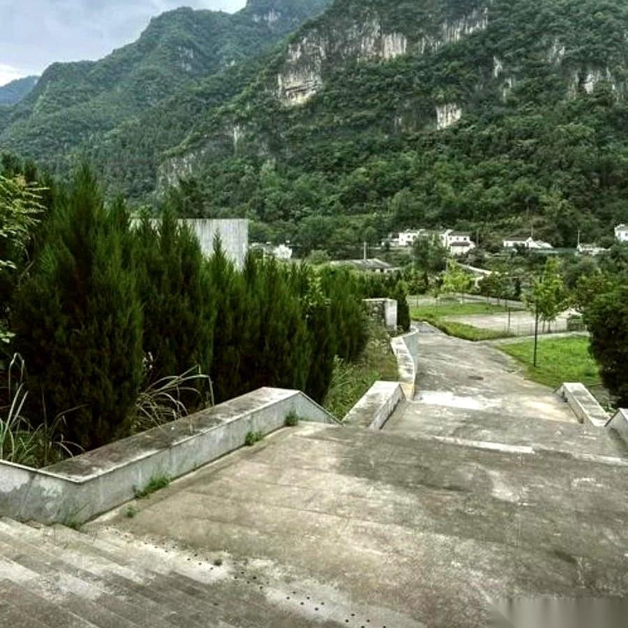 二十道菜，凉的热的，把墓碑前头铺得满满当当。我哥刚把报纸在地上摊开，招呼小孩们