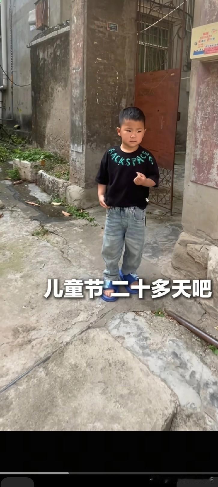 看完这个娃，谁还敢说留守儿童不懂事？爹要走的瞬间，他的反应把我看哭了！你瞅