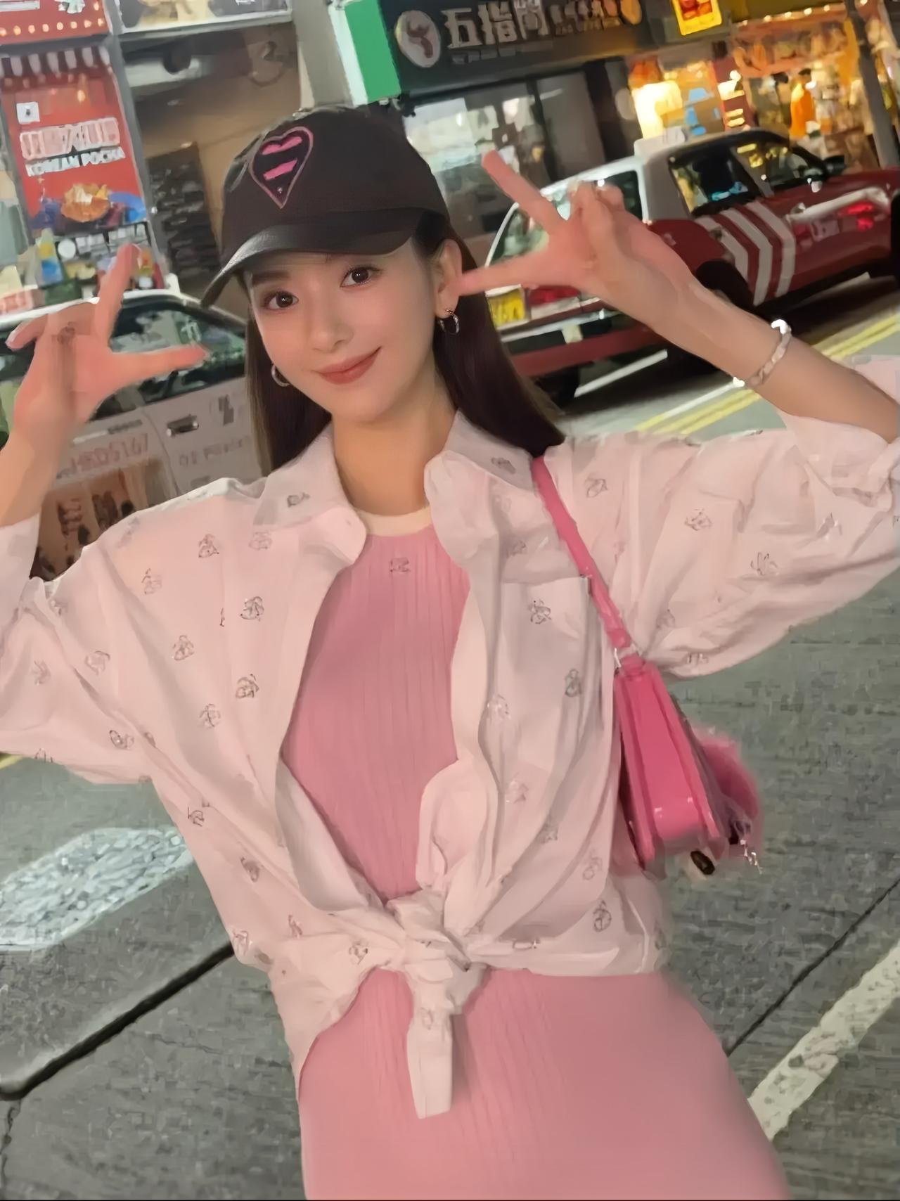 7月9日，郭富城的老婆方媛晒美照，她身穿粉色针织连衣裙，人美身材好，挎着粉色包包
