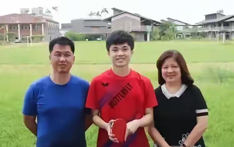 林昀儒温文尔雅原来他的父亲是宜兰大学教授，母亲是宜兰某中学校长，教育之家的孩子就