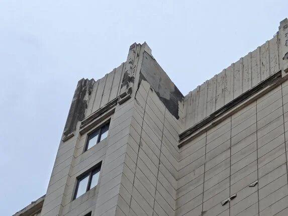 高层住宅外墙常年脱落、空鼓，随时存在高空坠物隐患，上海奉贤一处小区五百多户居民多
