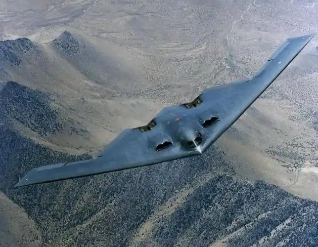 美国B-2隐身轰炸机有个致命弱点！由于B-2轰炸机完全放弃了速度和机动性，典型的