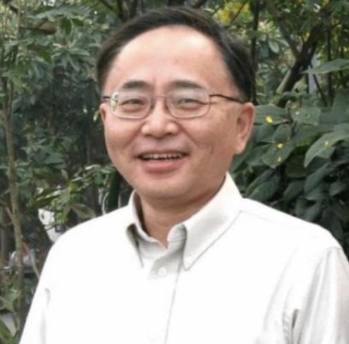 烈士江姐的儿子彭云在美国定居，中国记者问他为什么不肯回国？他的回答很现实，却也很