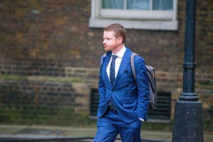 【多米诺骨牌开始倒下】爱泼斯坦档案风波还在持续发酵，英国当局在经过数日的迟疑后