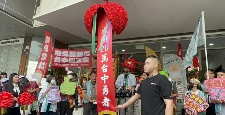 绿营的大罢免远超蓝营，30多个蓝委罢免案进入二阶。但我们无需为国民党担忧。靠着