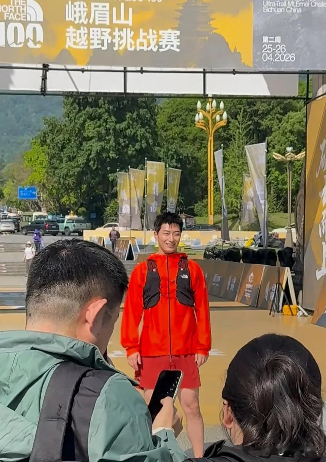 窦骁现身四川峨眉山出席活动，不愧是豪门甄选女婿人选，真帅啊，何超莲的眼光太好了！