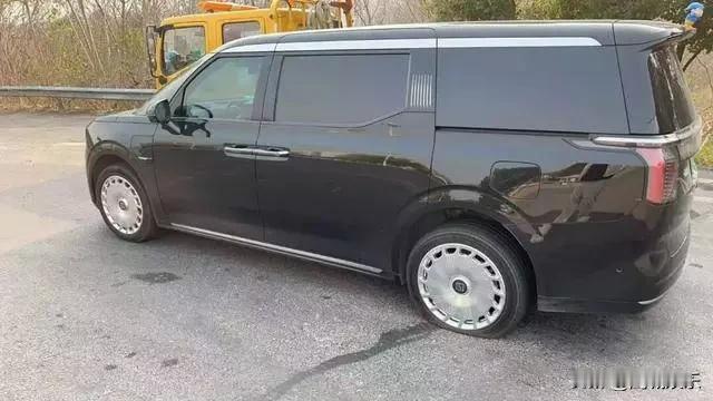 黄晓明爆胎惊魂！百万豪车趴窝，顶流巨星竟靠它绝地求生！寒冬清晨，北京机场高速