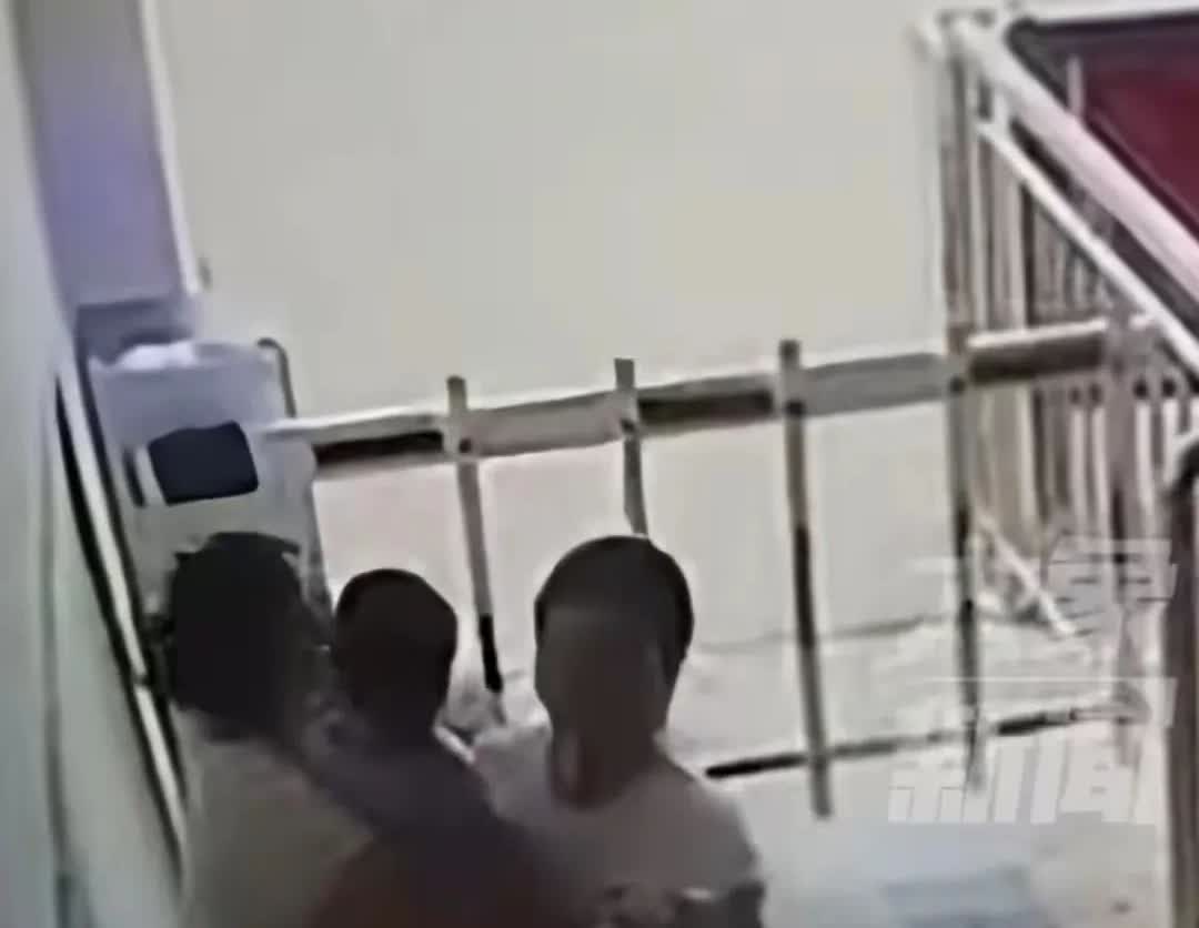 事发湖南！把自己孩子的病传给别人，自己孩子就能好？同小区一女子强搂亲吻1岁多