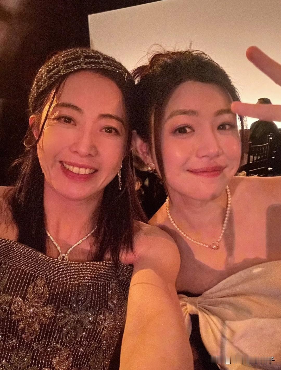 左边是甘比，刘銮雄妻子，1979年出生，身高165cm。右边是陈妍希，1983