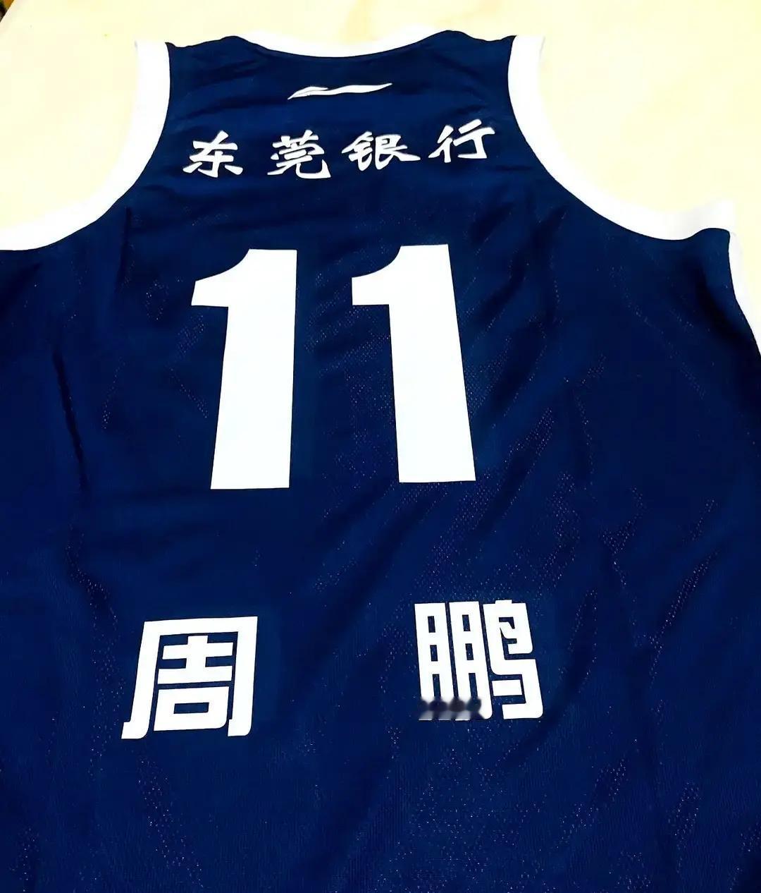 广东宏远退役过4件球衣，朱芳雨和王仕鹏都是8次夺冠，但王仕鹏死活不肯让自己的7号挂上去，说要留给后辈