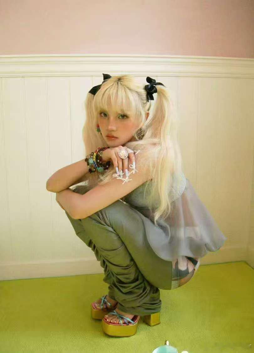 从内而外散发自信，这就是明星范儿！舞台强者实至名归，宋雨琦金色造型杀疯了！银河流