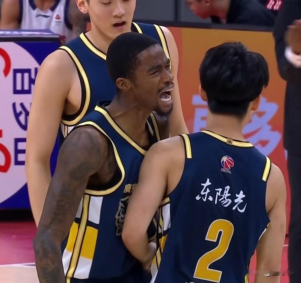 安心！萨姆纳谈徐杰：“跟徐杰一起打球。”“真的非常开心。”“我们都喜