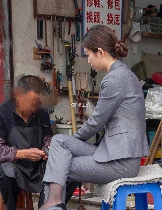 一看就是摆拍！红底高跟都没磨损…
