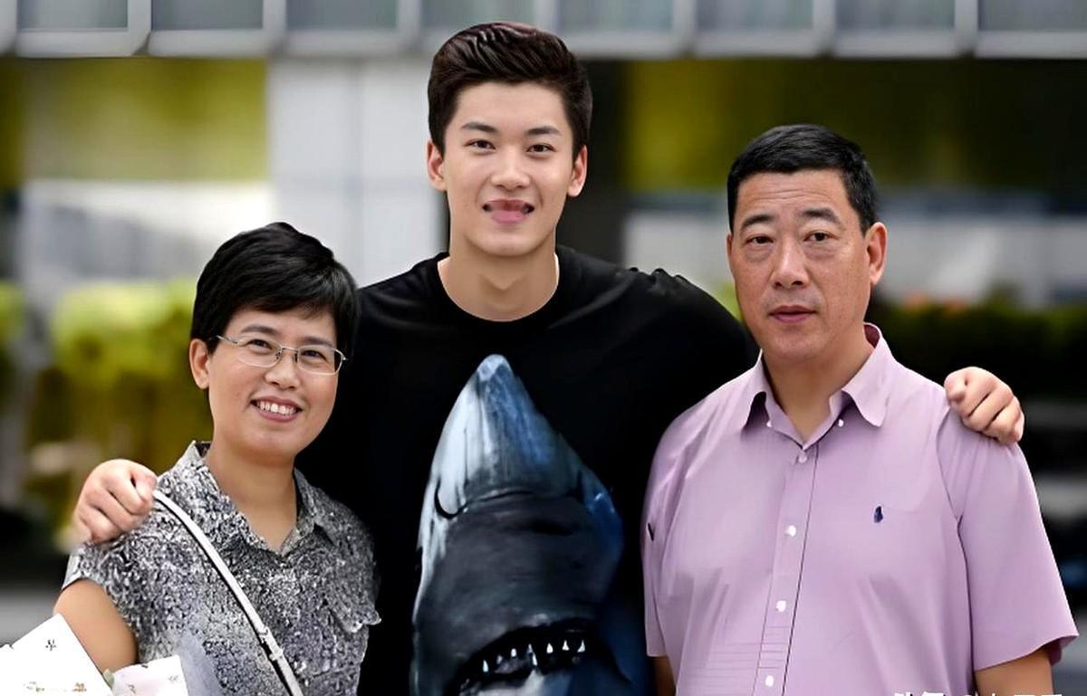 汪顺的父母一直是他最坚实的后盾，这话真能打！母亲陈丽是宁波婴童用品企业创始人，公