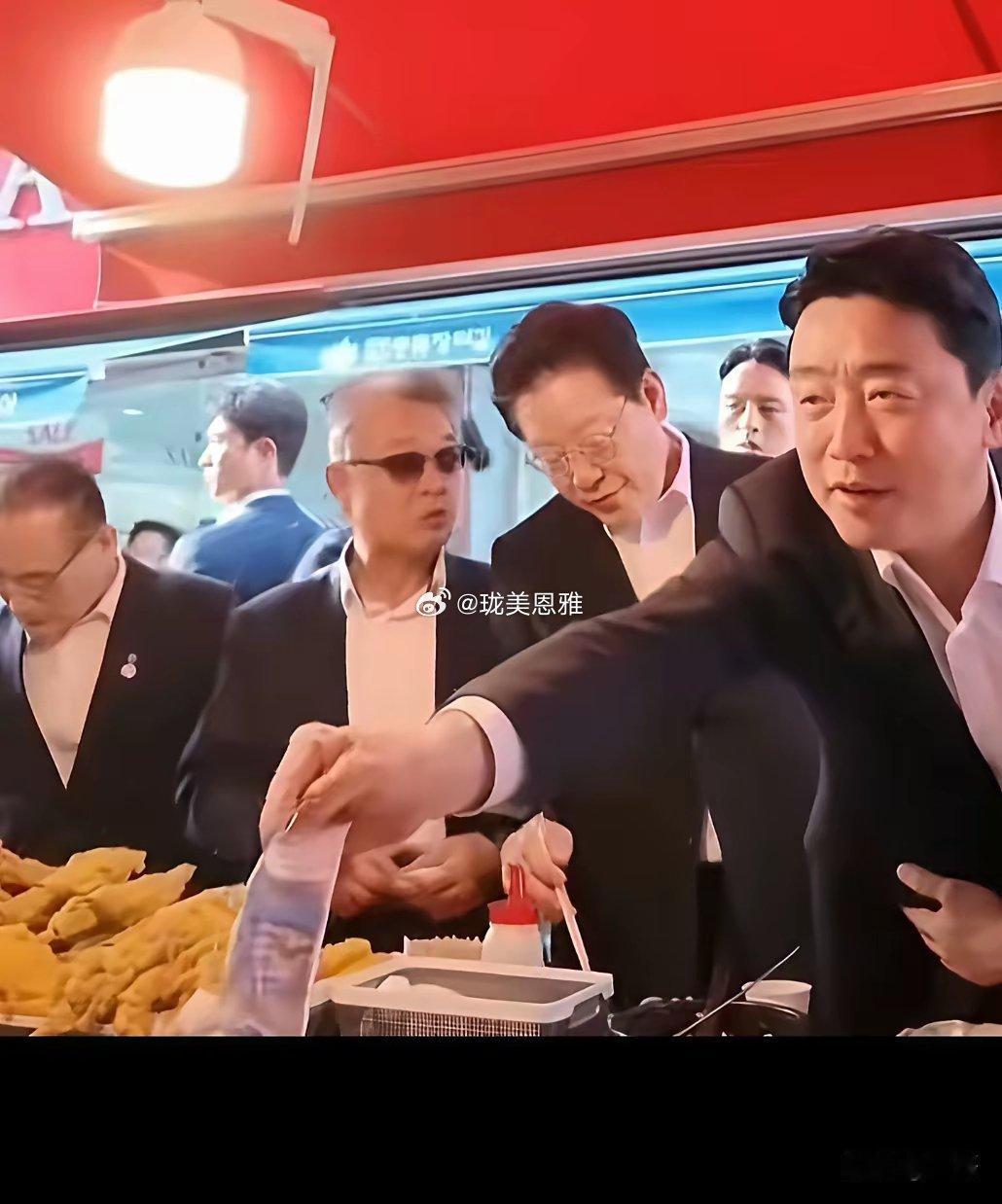 李在明身边这位是谁？离高升又不远了，领导一扭头，把账结了，路走宽了！