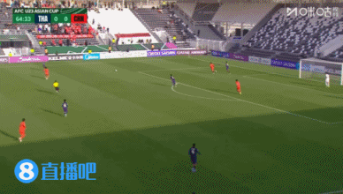 又是拜合拉木，在对手滑倒送出绝妙进攻机会下，没有把握住机会，再次让人对他又爱又恨