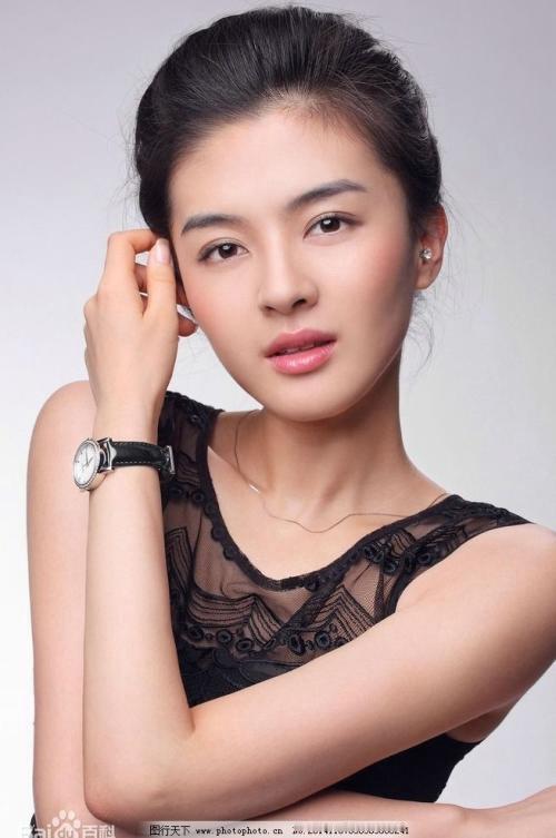 刚拿到离婚证就收到前妻消息：晚上来公司接我，今天我回家住！我冷笑：不行，我老婆今