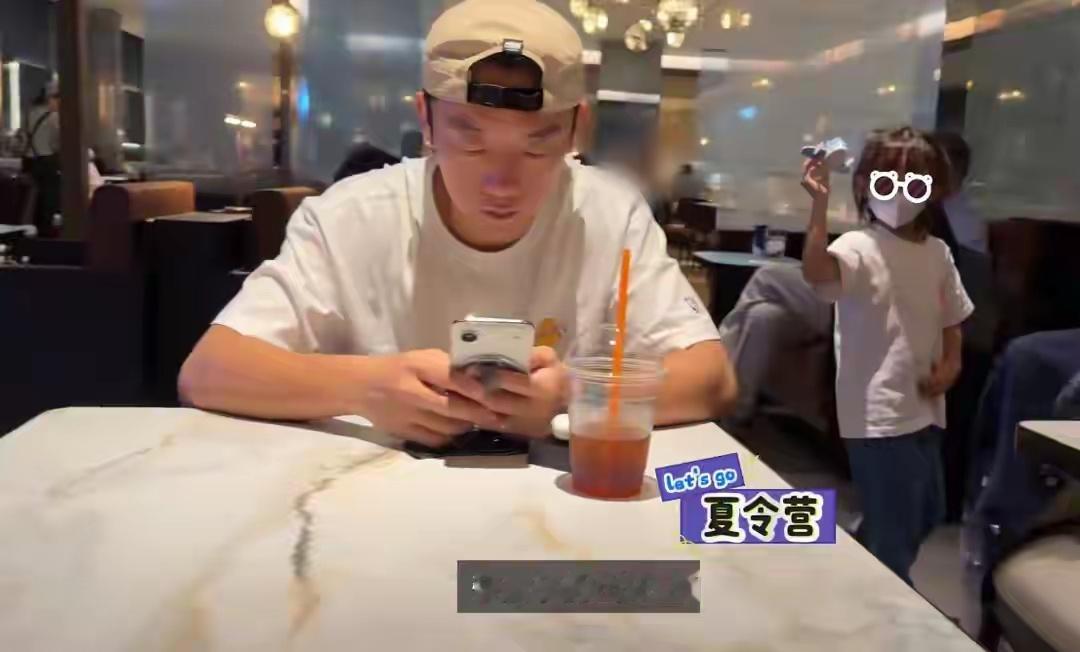 苗苗在个人社交平台分享出假期带娃vlog，在加拿大租房一个月和郑凯带娃​​​
