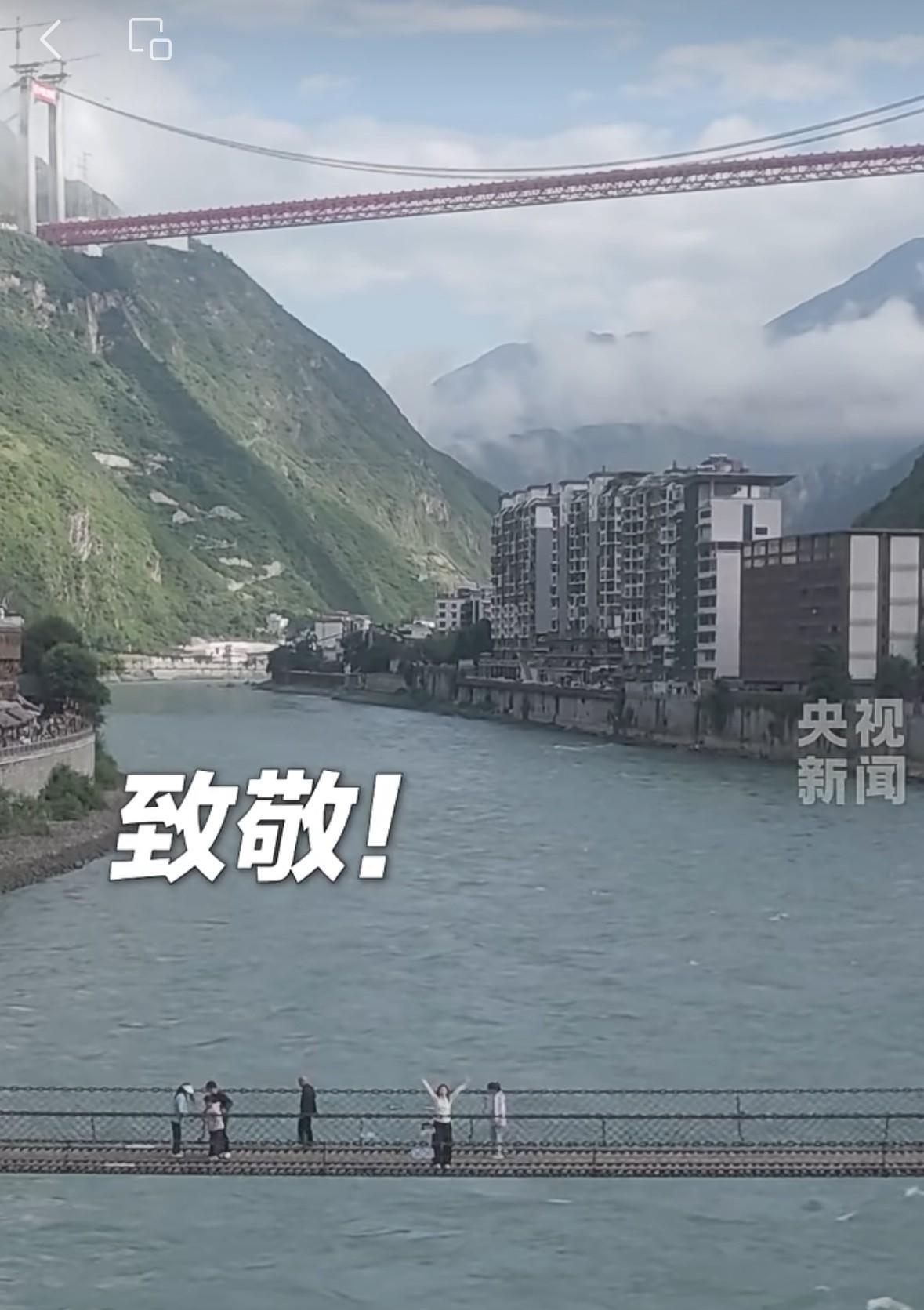 在昨天新华社的一条宣传视频里，泸定大渡河特大桥（新建）与大家熟悉的历史课本里的老