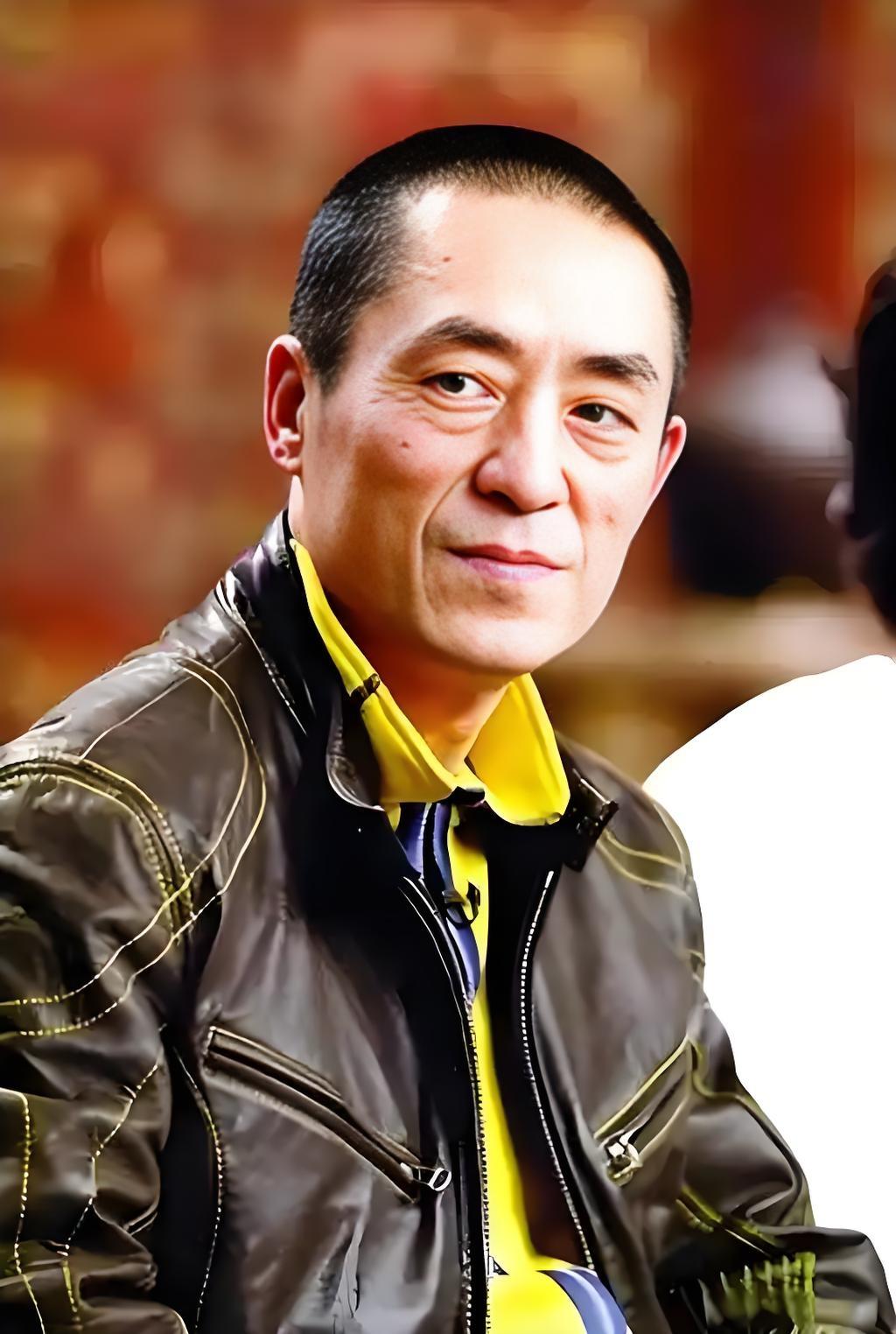 75岁张艺谋金鸡奖单枪匹马亮相，岁月痕迹难掩大师风采！网友纷纷点赞：这才是真正的