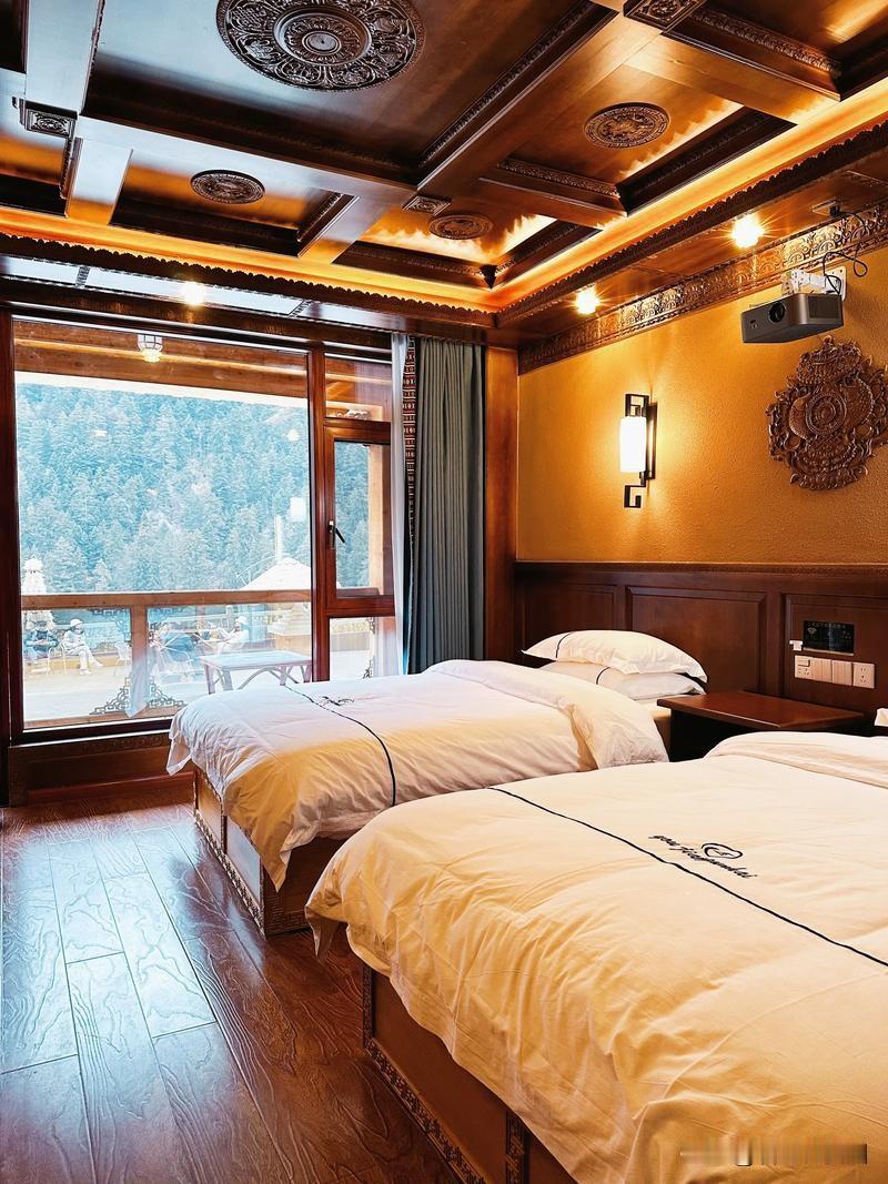 🔥九寨沟停电，民宿老板竟免单上万元！游客：活该他赚钱！元旦跨年，一家人挤在