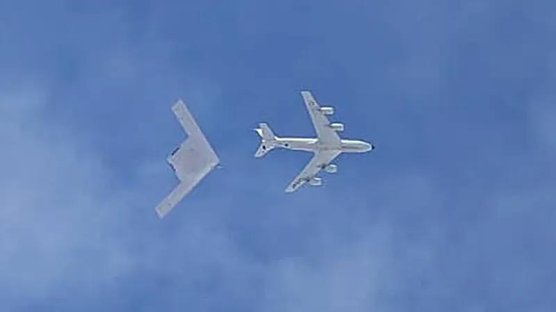 近期，B-21“突袭者”隐身轰炸机顺利完成了至关重要的空中加油测试。当下已有两架