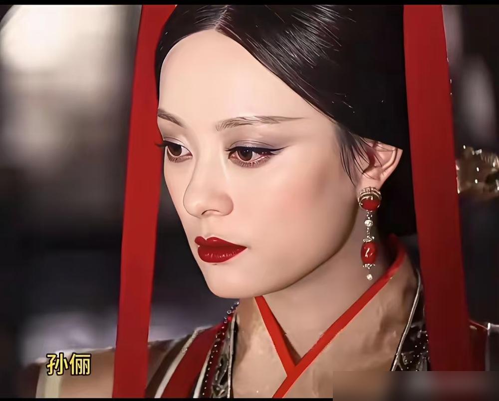 郑晓龙当着孙俪的面，说她台词差到必须用配音。可一转身，就对着记者猛夸她拿命在演。