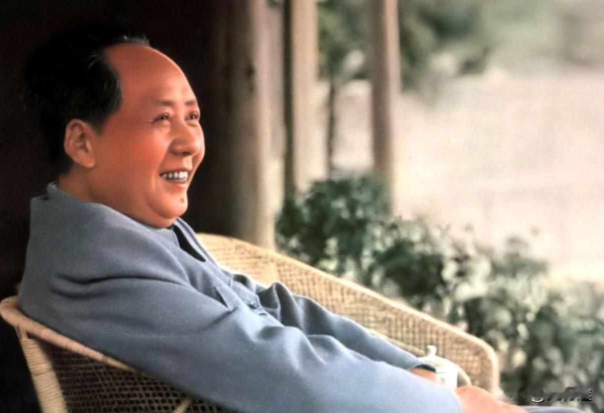 不能批判了两个凡是，就全盘否定毛主席，否定毛泽东思想。批判两个凡是，就是要深入开