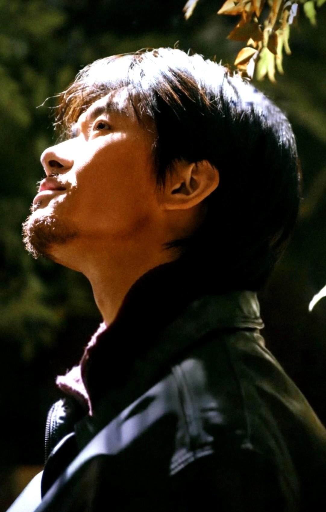 他用三个月，换走了自己眼里的光。你看到他的疲惫了吗？那不是妆效。易烊千玺住