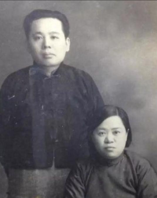 1914年，作家张恨水被迫结婚，他嫌弃妻子貌丑，却经常和妻子同房。不久后，妻子怀