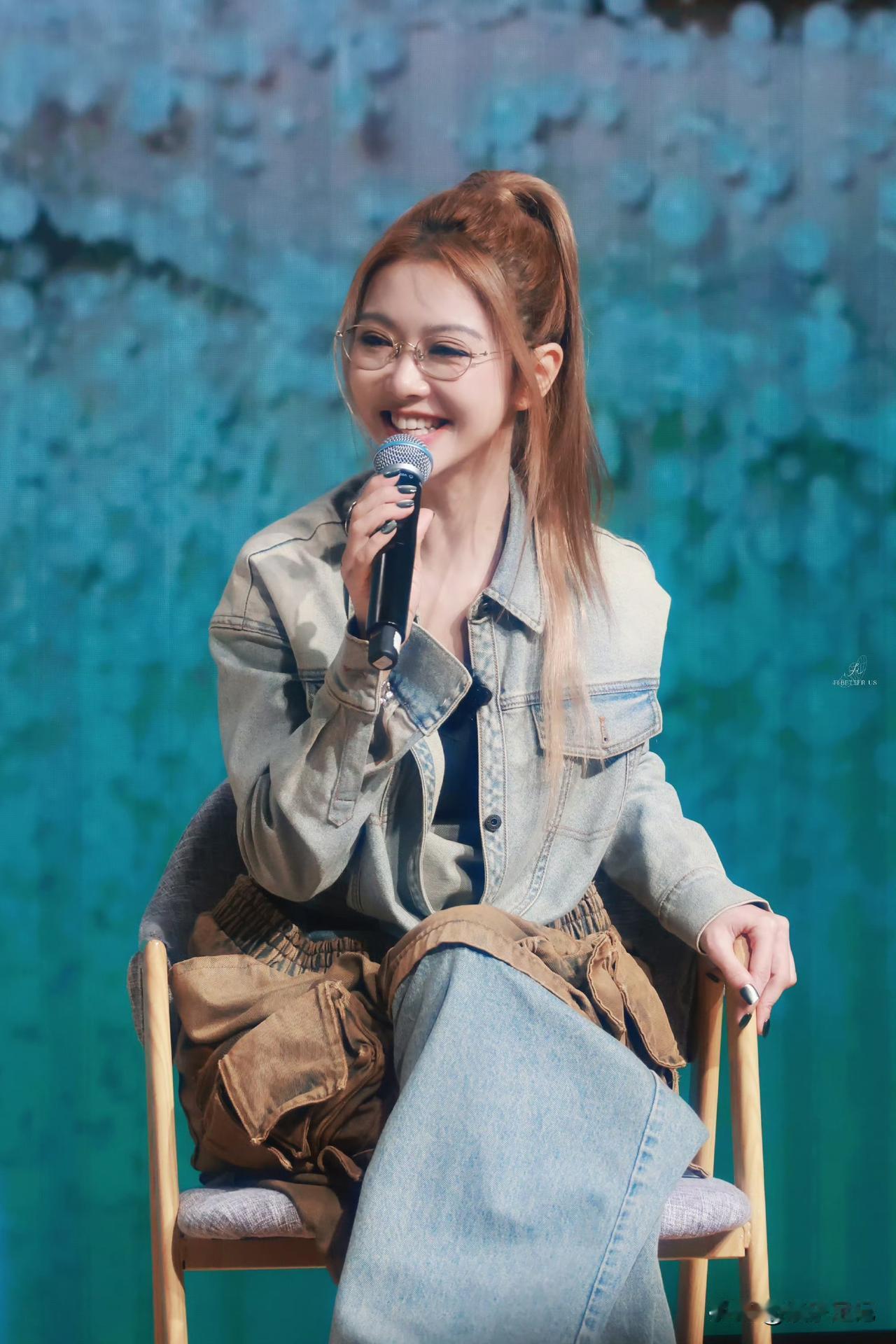 薛凯琪，戴眼镜的薛老师魅力无限啊[爱心]