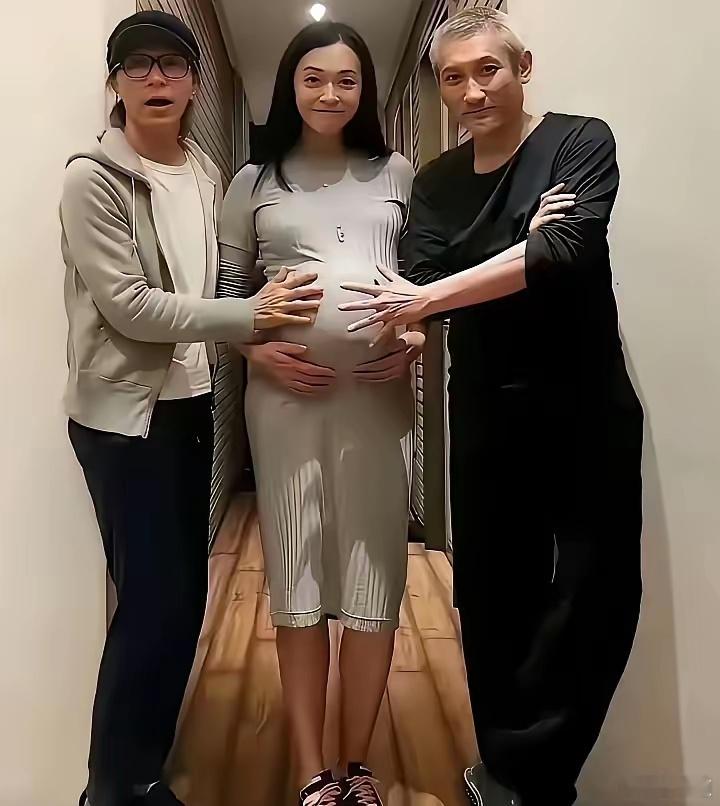 左边是周星驰，右边是徐克最中间这位怀孕的美女是谁？没想到他们三位关系那么好，这位