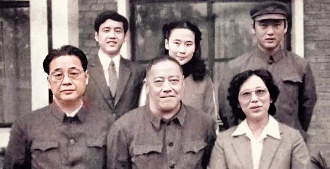 1984年，李鹏一家和自己岳父的全家福。前排中央的朱己训端坐其间，他是朱琳的父亲