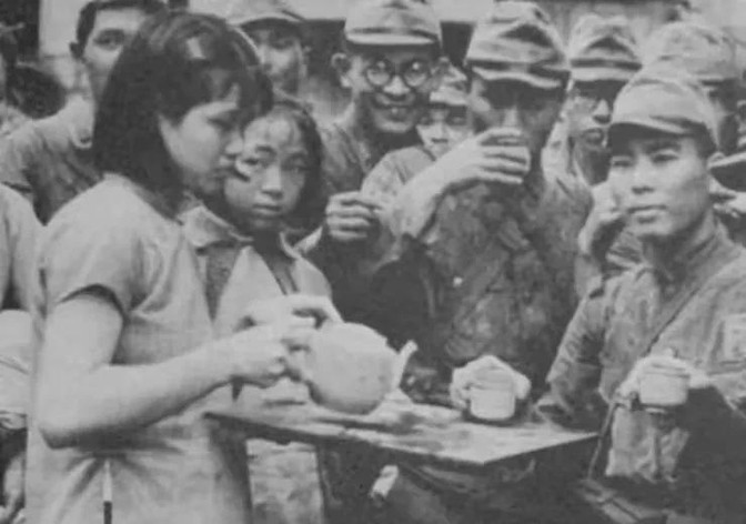 1938年，潘木匠看到15岁女儿被日军凌辱致死，他痛哭流涕找到192师长胡达说：