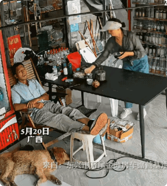 夫妻因小事发生争吵，第二天妻子忙完地里的活，煮了一碗饺子小心翼翼的端到丈夫面前，