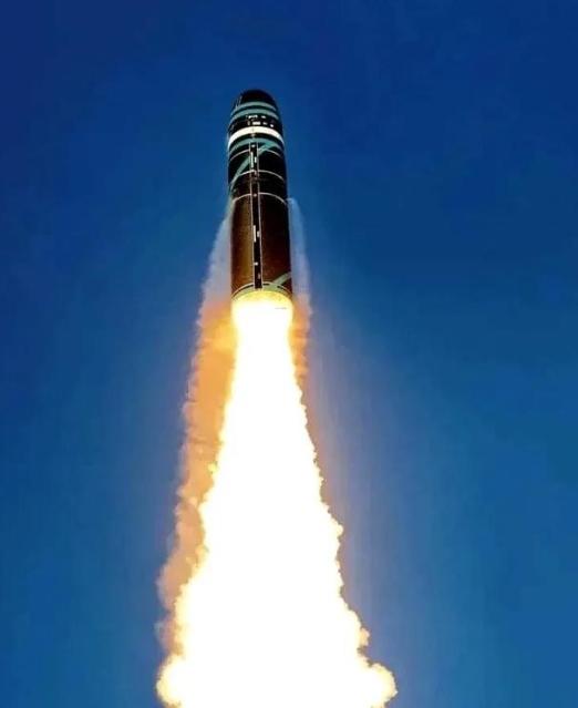 刀都架在脖子上了，伊朗总统突然站出来，对着全世界喊了两句话。第一，核武器，我