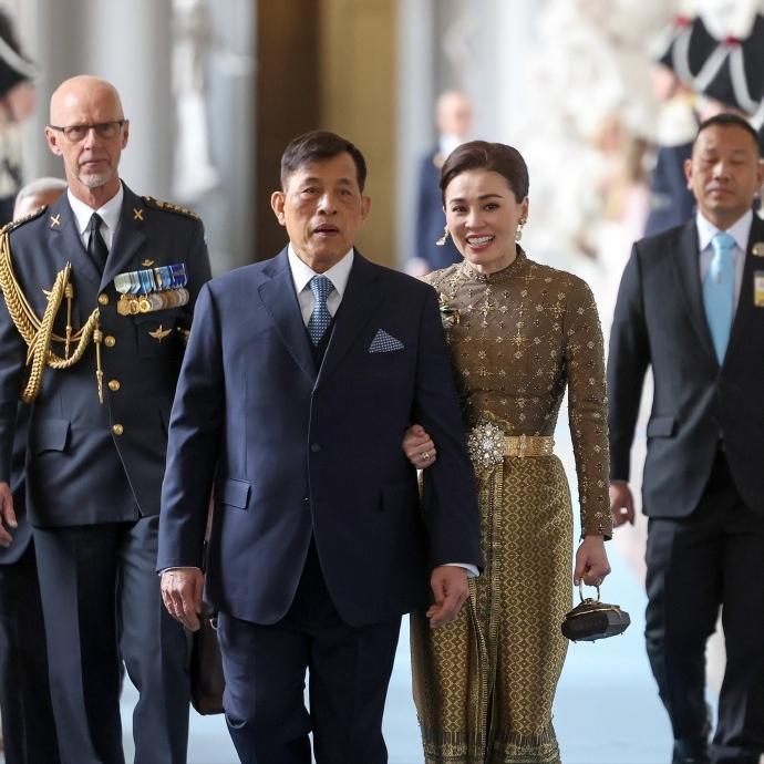 苏提达王后在瑞典出席活动，还挽着老公玛哈国王的胳膊！4月30日，苏提达王后和老