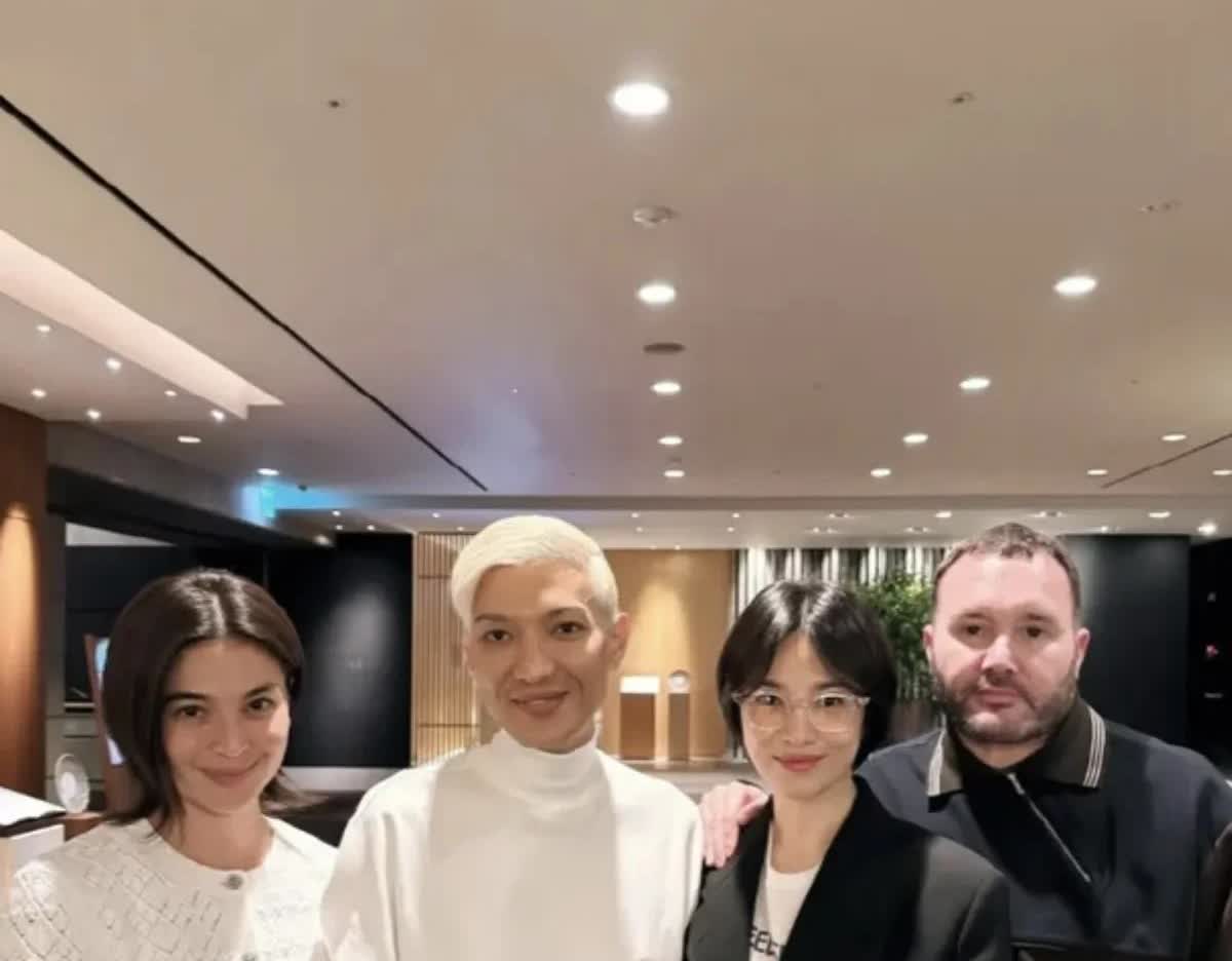 25日，演员宋慧乔在自己的Instagram上上传了照片。公开的照片中，宋慧乔以