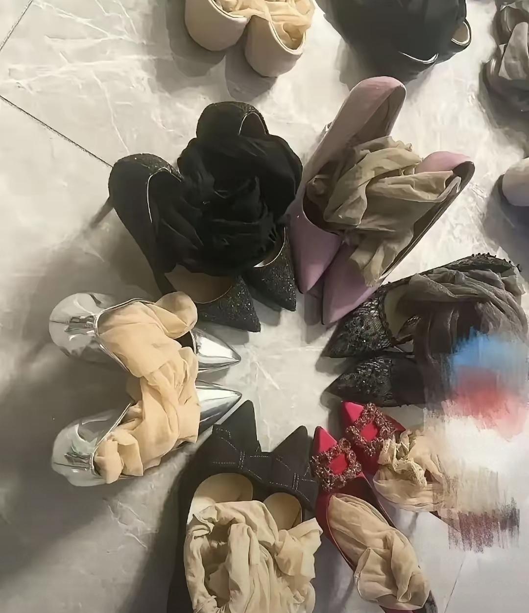 陈随随是咱们小区隔壁居委会的陈阿姨，五十出头，以前只在通知栏贴通知，现在抖音粉丝