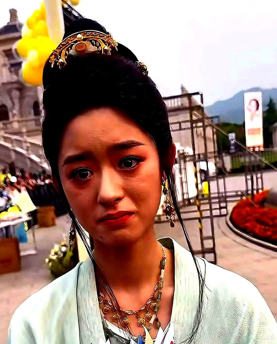 黄杨钿甜这次真的要哭了！因为这届实在太能翻了，居然翻出她五岁照片里的塑料
