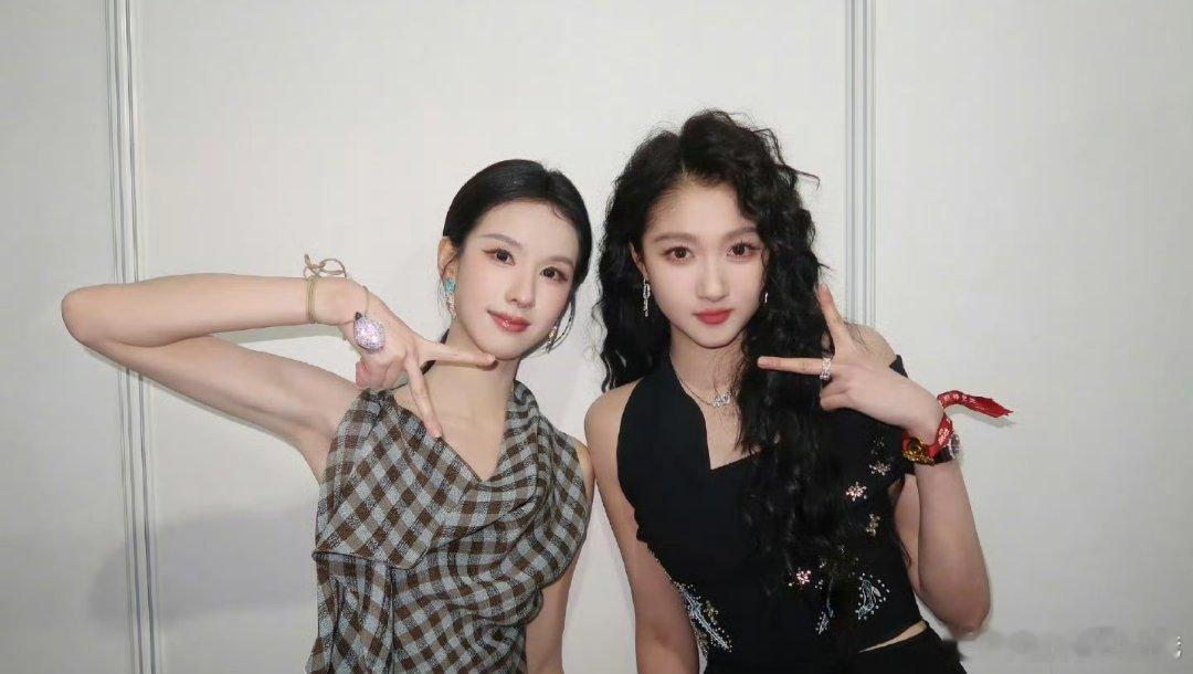 关晓彤陈都灵合影啦关晓彤陈都灵比耶合照，直接梦回《左耳》我哭了