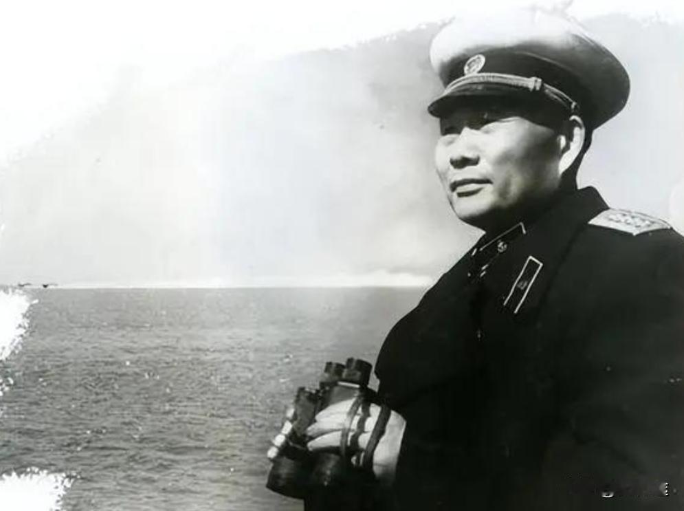 1931年，肖劲光要被枪决，毛泽东当众大吼：谁敢动他！那张写着“枪决”的纸扔