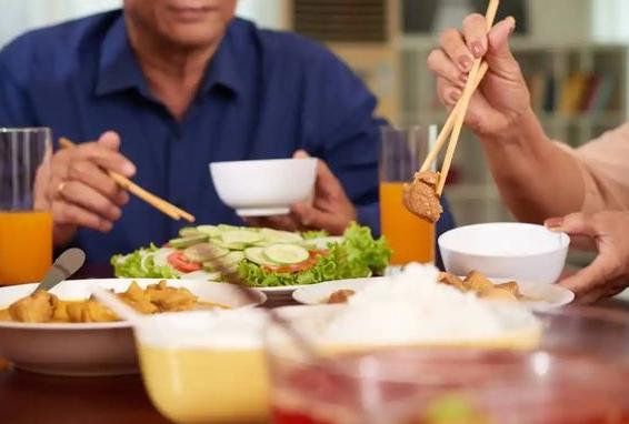 晚饭七分饱被推翻了？医生：过了65岁，吃饭尽量要做到这5点“晚饭七分饱”是流