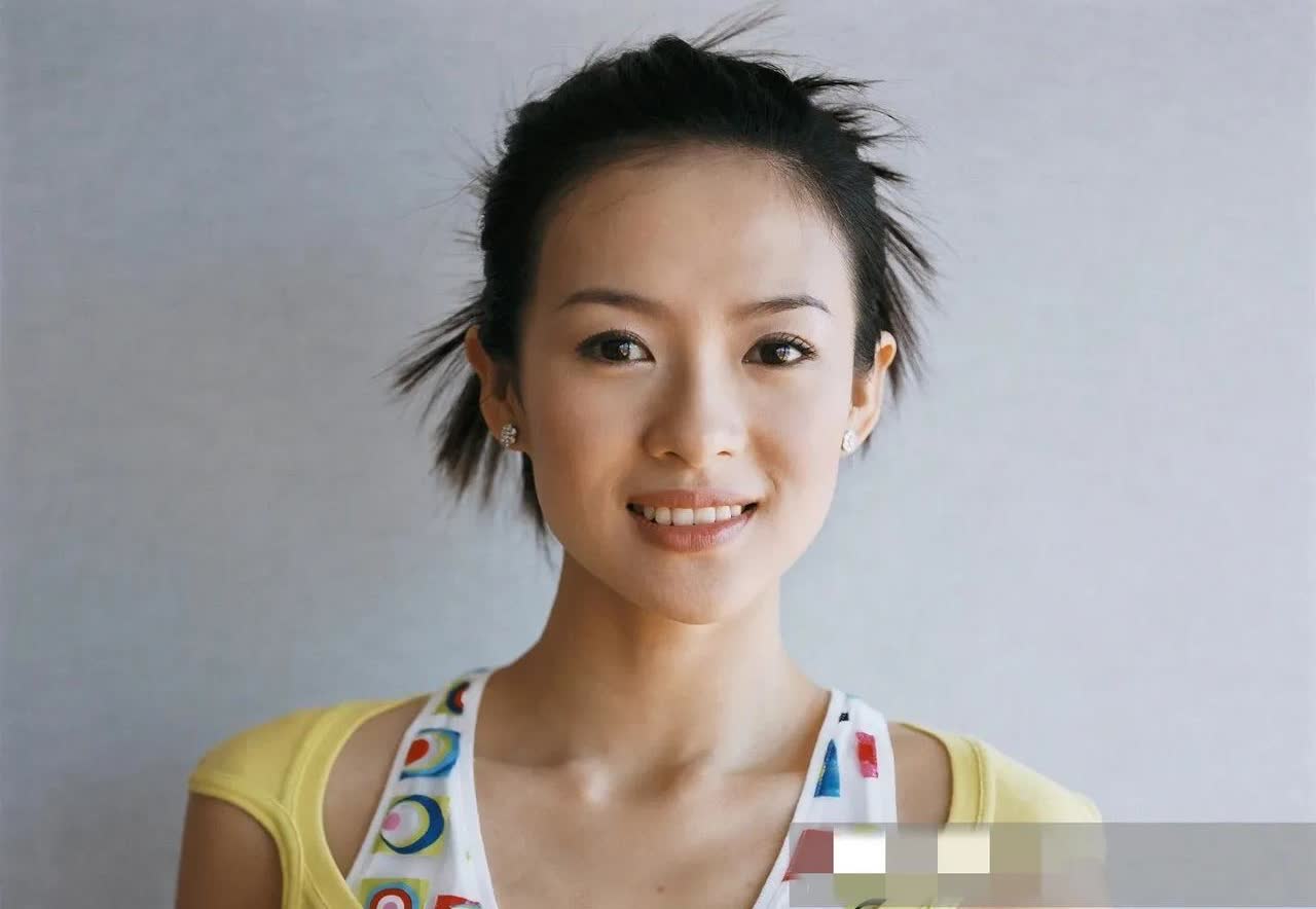 年轻时的章子怡长相太权威了，不愧是张艺谋选的，骨相真美。