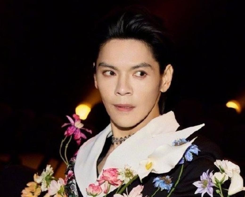 向佐，郑重道歉！3月11日，向佐突然冲上了热搜，这一次他严肃道歉，字里行间都