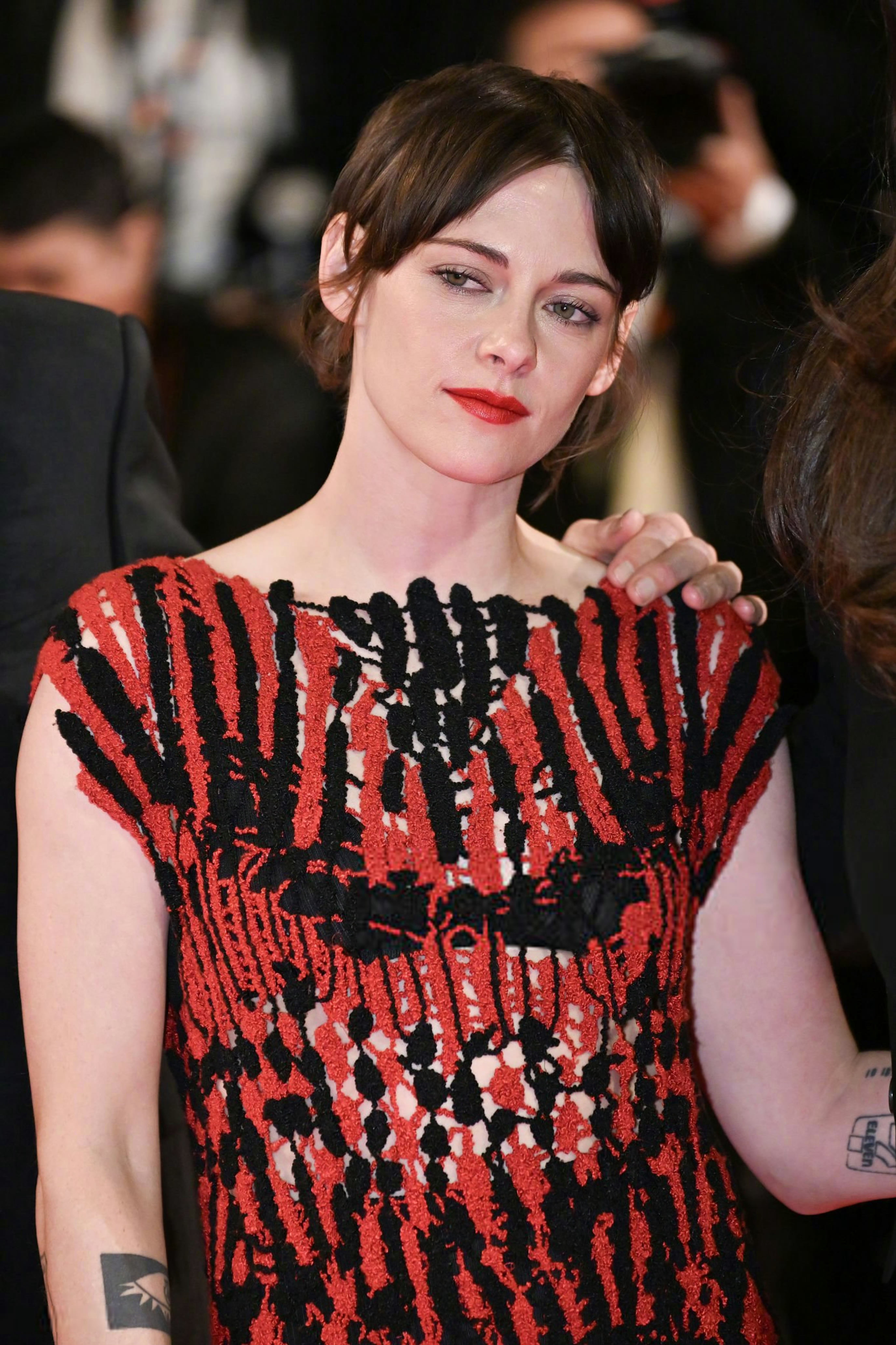 亮相第79届戛纳电影节《完整的菲尔》首映红毯的KristenStewart，红