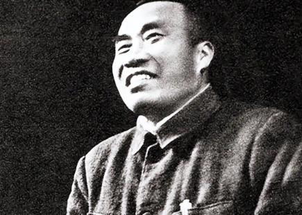 邓华是实打实的老烟枪，打仗常年烟不离手，长征路上一场伏击战，他带队缴获五箱白金龙
